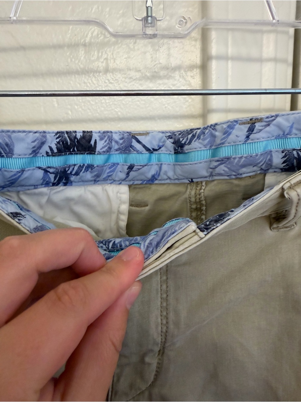 Tommy Bahama Khaki Men's Shorts Size 34 - Picture 3 of 6